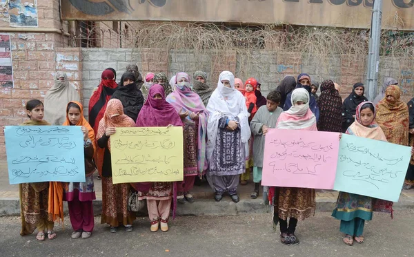 Women residents of Quetta chant slogans in favor of provincial minister Mir Asad Baloch during demonstration — Stock Photo, Image