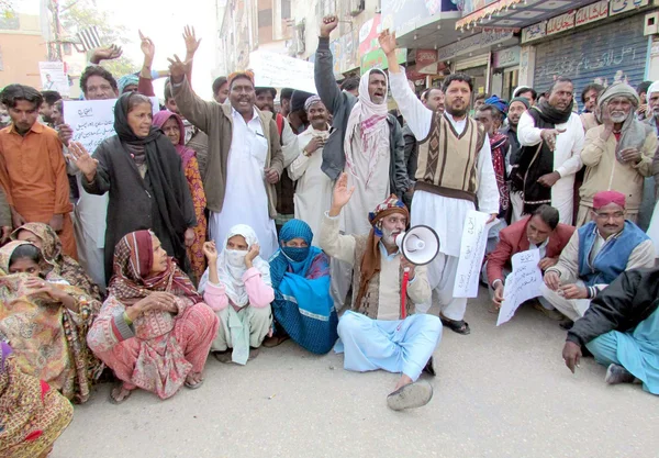 Municipal workers chant slogans against non-payments of their salaries during a protest demonstration — Stock Photo, Image