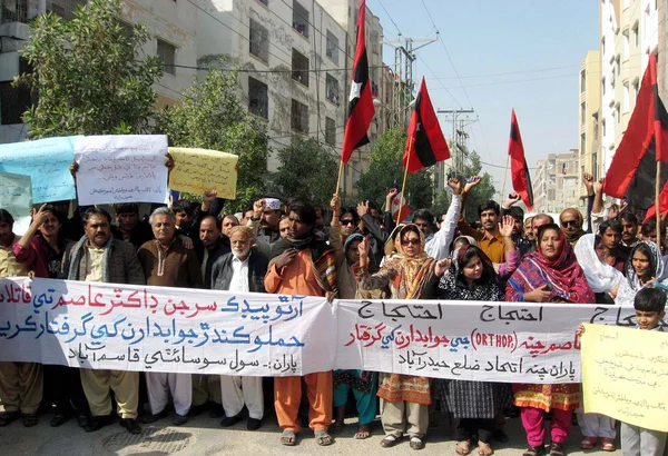 Miembros de la sociedad civil corean consignas contra ataque de asesinato contra cirujano ortopédico, Dr. Asim Chatta —  Fotos de Stock