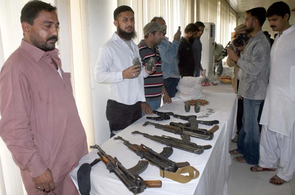 CID αξιωματούχους της αστυνομίας δείχνουν κατασχέθηκαν όπλο που ανακτώνται από ακτιβιστές των εν υπνώσει tehreek-ε-Ταλιμπάν κατά τη διάρκεια επιδρομής στο muhammad khan αποικία — Φωτογραφία Αρχείου