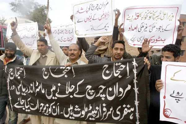 Cristãos da comunidade cantam slogans contra não detenções de acusados que envolveram ataque à igreja de Mardan — Fotografia de Stock