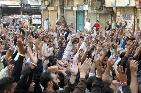 Los musulmanes chiítas cantan consignas contra la explosión de bombas en Qandhari Imambargah Alamdar Road Quetta —  Fotos de Stock