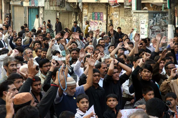 Des musulmans chiites scandent des slogans contre l'explosion d'une bombe à Qandhari Imambargah Alamdar Road Quetta — Photo