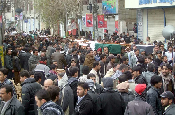 Shiite Muslims carry coffins of bomb blast victims after their funeral prayer — Stock Photo, Image