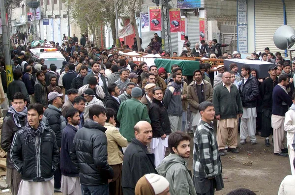Musulmanes chiítas llevan ataúdes de víctimas de explosión de bombas después de su oración fúnebre —  Fotos de Stock