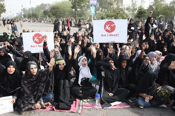 Шиитские мусульмане протестуют против взрыва бомбы на дороге Кандхари Имамбарга Аламдар в Кветте — стоковое фото