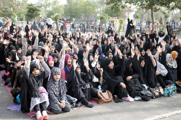 Şii Müslümanlar qandhari imambargah alamdar Road quetta patlayan bomba karşı protesto