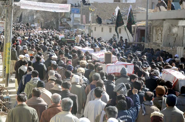 Musulmanes chiítas junto con cadáveres que murieron en la explosión de la bomba de Alamdar Road —  Fotos de Stock
