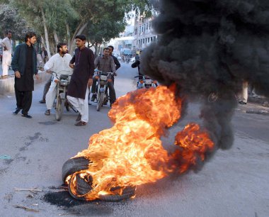 Yüksek mahkeme tutuklama Başbakan sipariş Pakistan karşı protesto eden gibi lastikler yolda aktivistler parti (Ppp) yanık