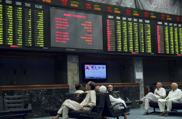 Kse 570 points Yargıtay Pakistan Başbakanı raja pervez Eşref tutuklamaya sonra Salı günü çöktü. — Stok fotoğraf