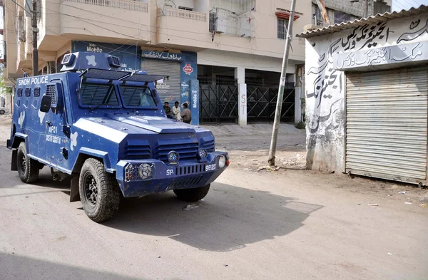Police Personnel Carrier (APC) patrolling during targeted search operation against criminals at Chanesar Goth — Stock Photo, Image