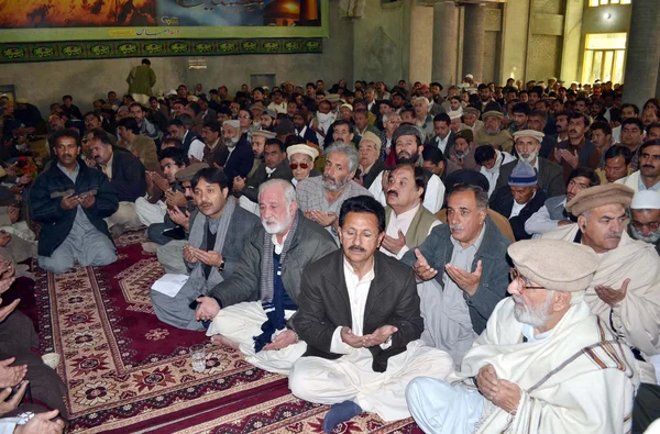 Offrir Fateha pour les victimes explosion de bombe à Qandhari Imambargah Alamdar Road lors de la cérémonie de condoléances — Photo