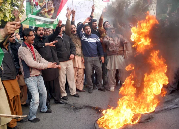 Activists of Peoples Party burn tyres and chant slogans in favor of democracy and Prime Minister — Stock Photo, Image