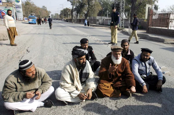 Jamiat Ulema-e-Islam (JUI) líder, Mufti Kifayatullah junto con otros se sientan en la carretera durante la manifestación de protesta —  Fotos de Stock