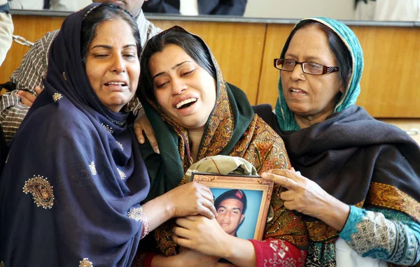 I parenti piangono durante la preghiera funebre di Muttehda Qaumi Movimento Sindh Membro dell'Assemblea, Manzar Imam — Foto Stock