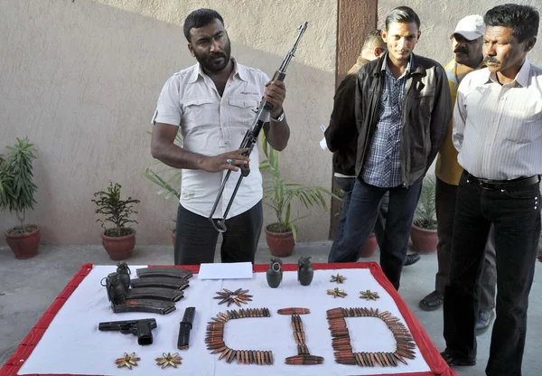 Сотрудники полиции показали изъятое оружие, найденное у активистов несуществующего Техрик-и-Талибана во время рейда в колонию Билал — стоковое фото