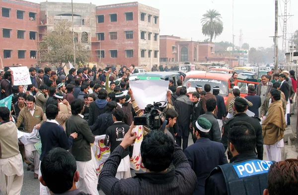 Les membres de l'agence Tehreek Mutasireen Khyber scandent des slogans contre les opérations de l'armée dans l'agence Khyber — Photo