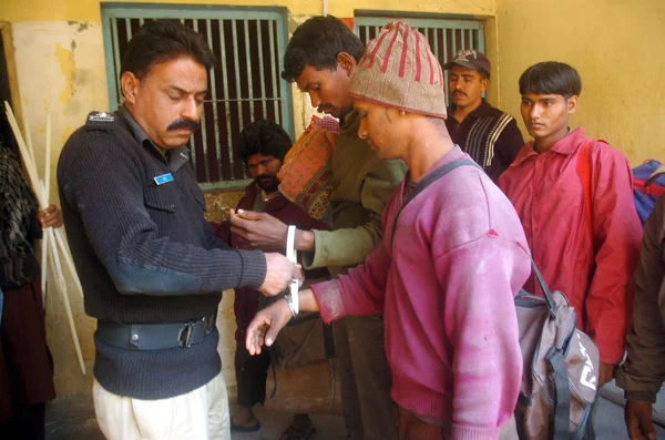 Arrested Indian fishermen at docks police station after their arrest, in Karachi — Stock Photo, Image