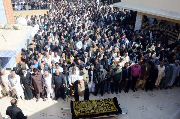 Offer funeral prayer of famous Pakistani singer Mehnaz Begum, who died at the age of 54 year in Bahrain — Stock Photo, Image