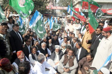 liderleri ve aktivistler farklı siyasi partilerin seçim Komisyonu-Pakistan dışında protesto ediyoruz