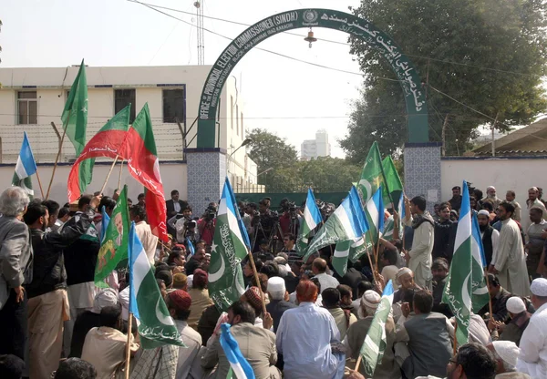 Líderes y activistas de diferentes partidos políticos protestan frente a la Comisión Electoral de Pakistán —  Fotos de Stock