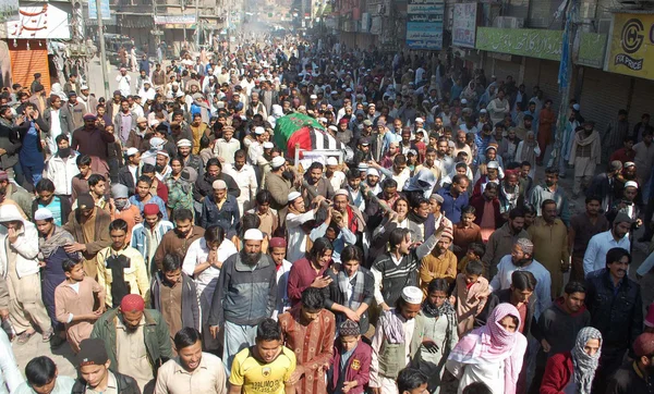 Kimliği belirlenemeyen silahlı adamlar tarafından öldürüldü aktivist ahle sunnat wal jamat (feshedilmiş sipah-e-Sahabe), bir tabut taşımak — Stok fotoğraf