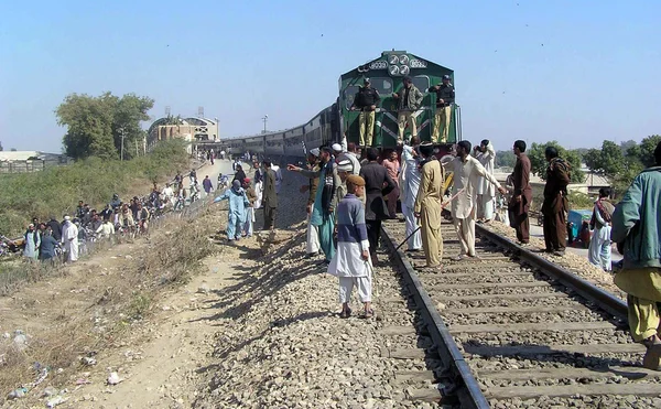 Activists of Ahle Sunnat Wal Jamat (Defunct Sipah-e- Sahaba) stop train as they are protesting killing of their party worker, who was assassinated by unidentified gunmen — Stock Photo, Image