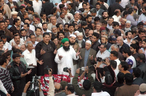 Offrir Dua pour les âmes du leader de la Ligue musulmane-N, Mian Taimur Arbab et Mian Arbab qui ont assassiné par des hommes armés non identifiés — Photo