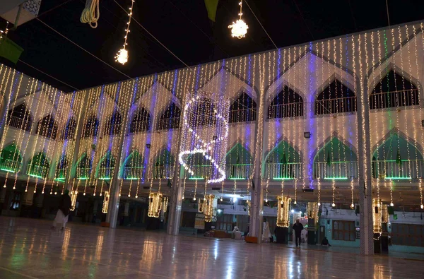 Eine schöne beleuchtete Ansicht von Faizan-e-madina, die mit Lichtern in Verbindung mit dem 12. rabi-ul-awwal dekoriert ist — Stockfoto