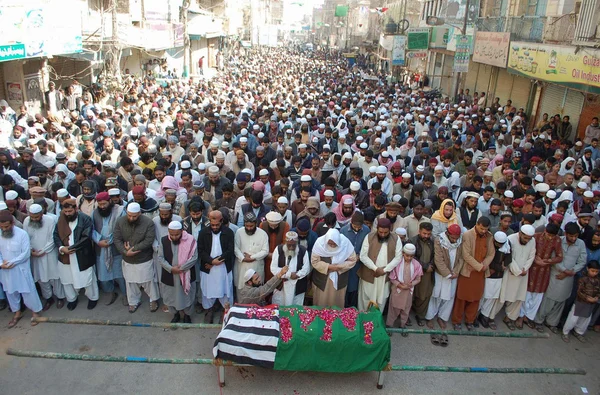 Ofrecer oración fúnebre de activista de Ahle Sunnat Wal Jamat (Defunct Sipah-e- Sahaba), que fue asesinado por pistoleros no identificados Imagen de archivo