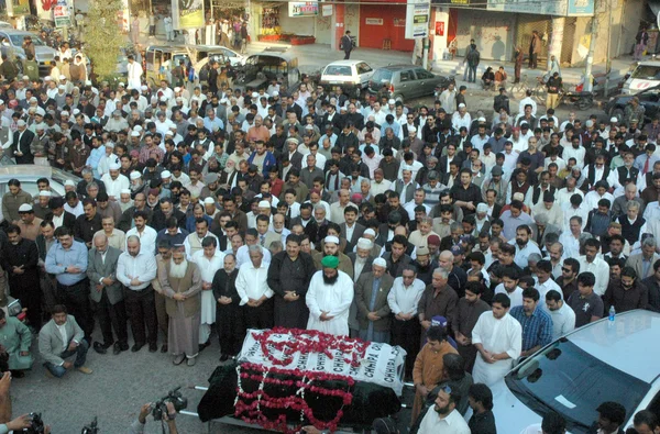 Ofrecer la oración fúnebre del líder de la Liga Musulmana-N, Mian Taimur Arbab y Mian Arbab que asesinaron a hombres armados no identificados Imagen de stock