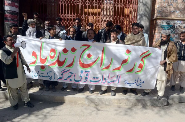 Les membres de la communauté Al-Sadaat Jirga scandent des slogans en faveur de la règle du gouverneur au Baloutchistan — Photo