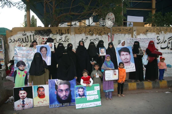 Familieleden van vermiste personen zijn protesteren tegen hun ontvoering en veeleisende voor herstel van hun dierbaren — Stockfoto