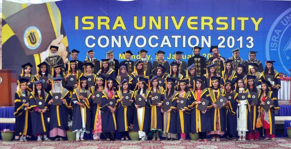 Foto de grupo de estudiantes exitosos con motivo de la convención anual de la Universidad de Isra — Foto de Stock