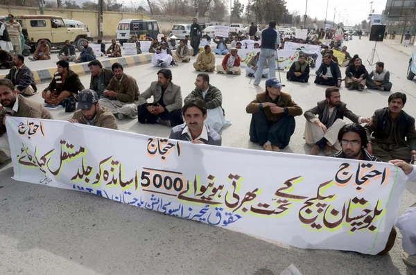 Leden van de vereniging van de huqooq-e-docenten balochistan chant slogans en veeleisende voor regularisatie op hun baan — Stockfoto