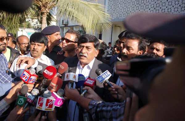 Capo del Movimento Mohajir Qaumi, Afaq Ahmed colloqui con i media presso la Commissione elettorale del Pakistan — Foto Stock