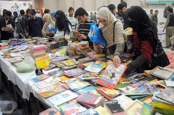 Students take keen interest in books at a stall during Annual Book Fair — Stock Photo, Image