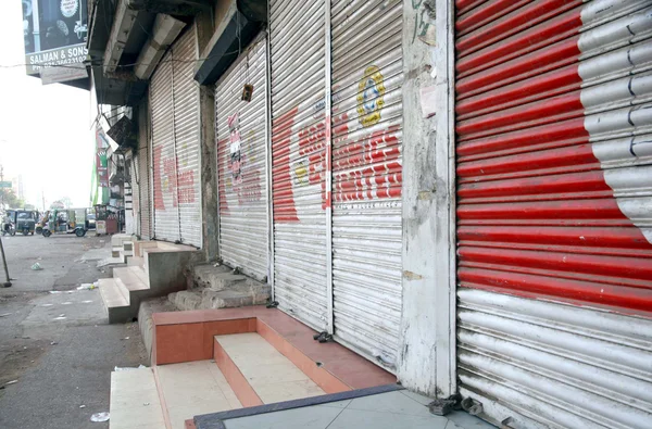 Shops seen closed after target killing of two activists of Muttehda Qaumi Movement — Stock Photo, Image