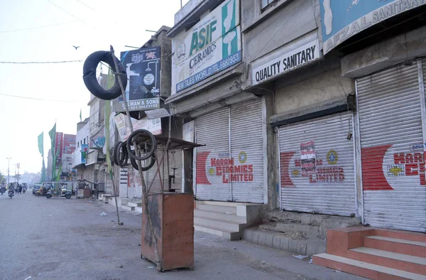 Shops seen closed after target killing of two activists of Muttehda Qaumi Movement — Stock Photo, Image