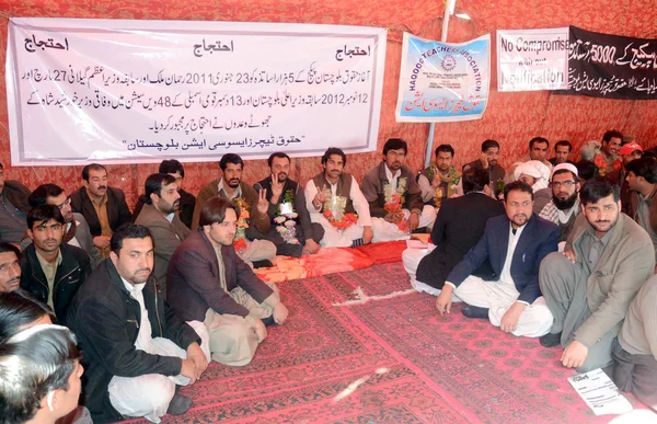 Medlemmer af Huqooq-e-Teachers Association Balochistan sang slogans for regulering på deres job - Stock-foto
