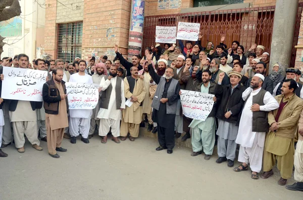 Medlemmar i muttehda transportörer handlingkommitté chant slagord mot transport strejk som kommer att hållas den 1 februari och restaurering av raisani regering i balochistan — Stockfoto