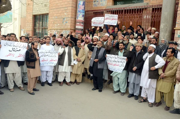 Members of Muttehda Transporters Action Committee chant slogans against Transport Strike which is going to held on 1st of February and restoration of Raisani Government in Balochistan — Stock Photo, Image