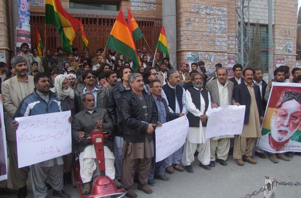 Gli attivisti del Partito nazionale del Balochistan cantano slogan contro l'aggiunta della DG Khan e del Rajanpur nella nuova provincia di Bahawalpur nel Punjab meridionale — Foto Stock