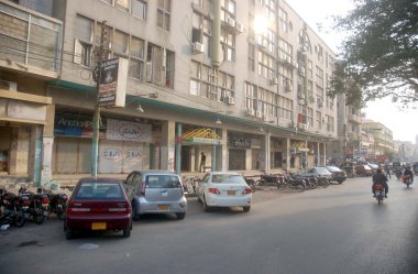 Hedef üç seminer öğretmen, Müftü hameed deenpuri, Müftü saleh ve suikast Müftü hasan kimliği belirlenemeyen silahlı adamlar tarafından öldürülmesinden sonra görülen Pazar kapalı