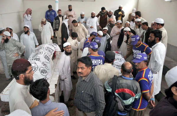 Gather near dead body of three seminary teachers, Mufti Hameed Deenpuri, Mufti Saleh and Mufti Hasan who assassinated by unidentified gunmen — Stock Photo, Image