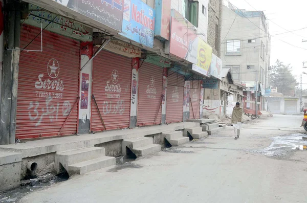 Shops seen closed during shutter down strike called by Jamiat-e-Ulema-e-Islam and Baloch National Party (Awami) against governor rule in province Balochistan — Stock Photo, Image