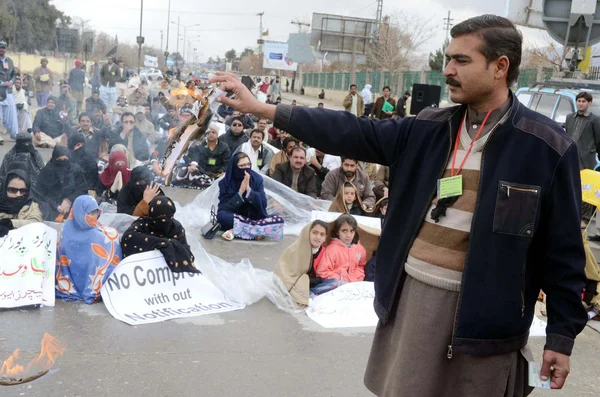 Medlem i huqooq-e-lärare föreningen balochistan bränna sina dokument under protest demonstration för regularizationen på sina jobb — Stockfoto