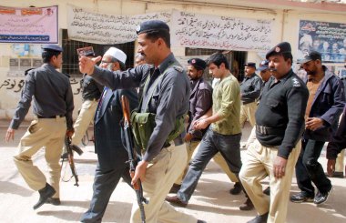 Polis yetkilileri Karaçi'sivil hastanede kendi yaş belirlemek için görevli Sağlık Kurulu tarafından alınır gibi shahrukh jatoi eşlik ediyor.