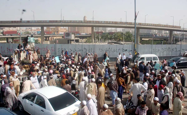 Miembros de la comunidad Mohmand bloquearon el puente Natty Jetty mientras protestaban contra el asesinato de Haji Ahmed Mohmand por la mafia de la extorsión —  Fotos de Stock