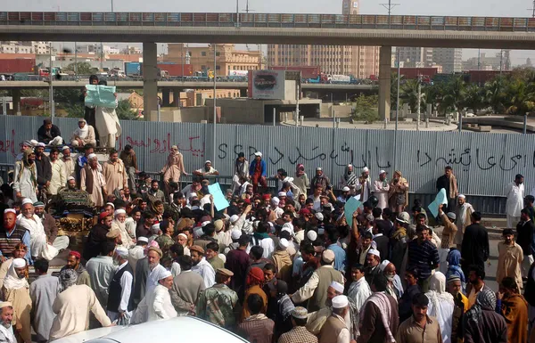 Members Mohmand Community blocked Natty Jetty Bridge as they are protesting against killing of Haji Ahmed Mohmand by extortion mafia — Stock Photo, Image